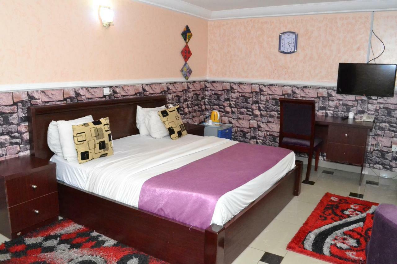 Limoh Suites Benin City Extérieur photo