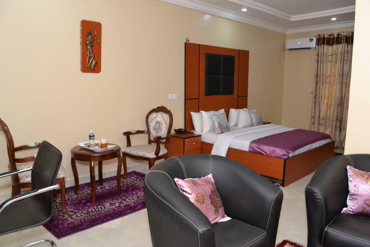 Limoh Suites Benin City Extérieur photo